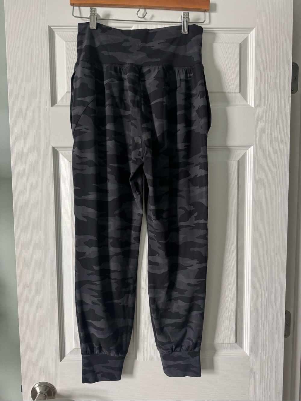 NWOT Athleta Salutation Camo Joggers. Small. Black & Grey